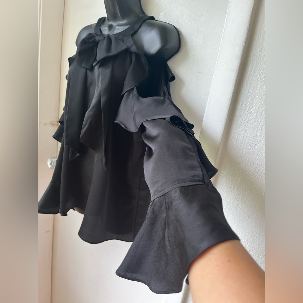 CeCe Woman’s Bow front cold shoulders ruffles blouse sz M - Picture 3 of 9